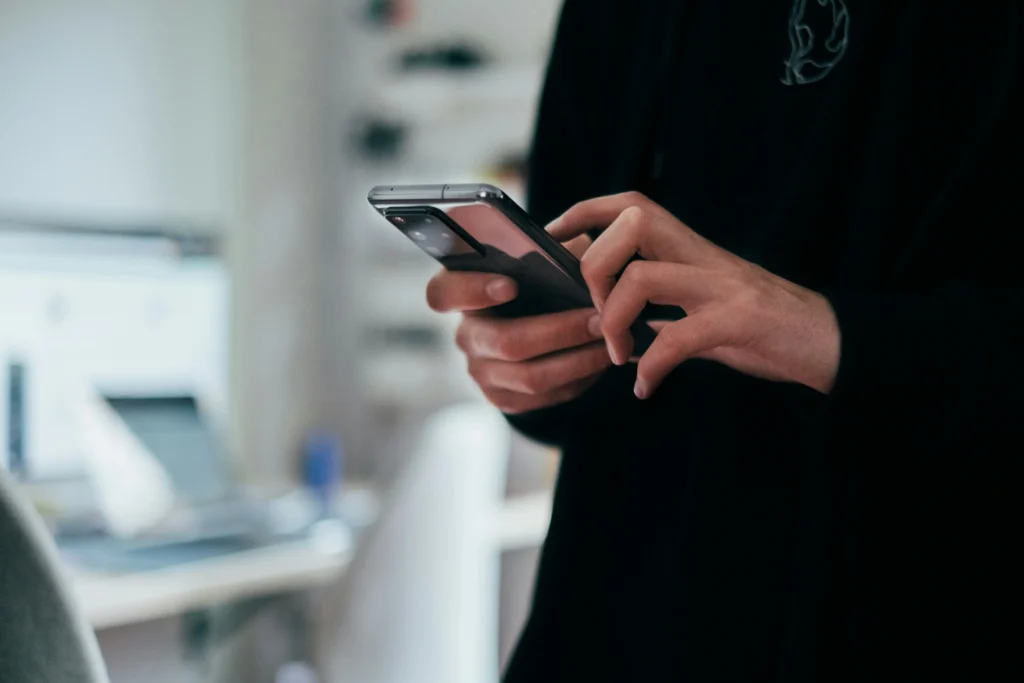 personne qui utilise une application mobile